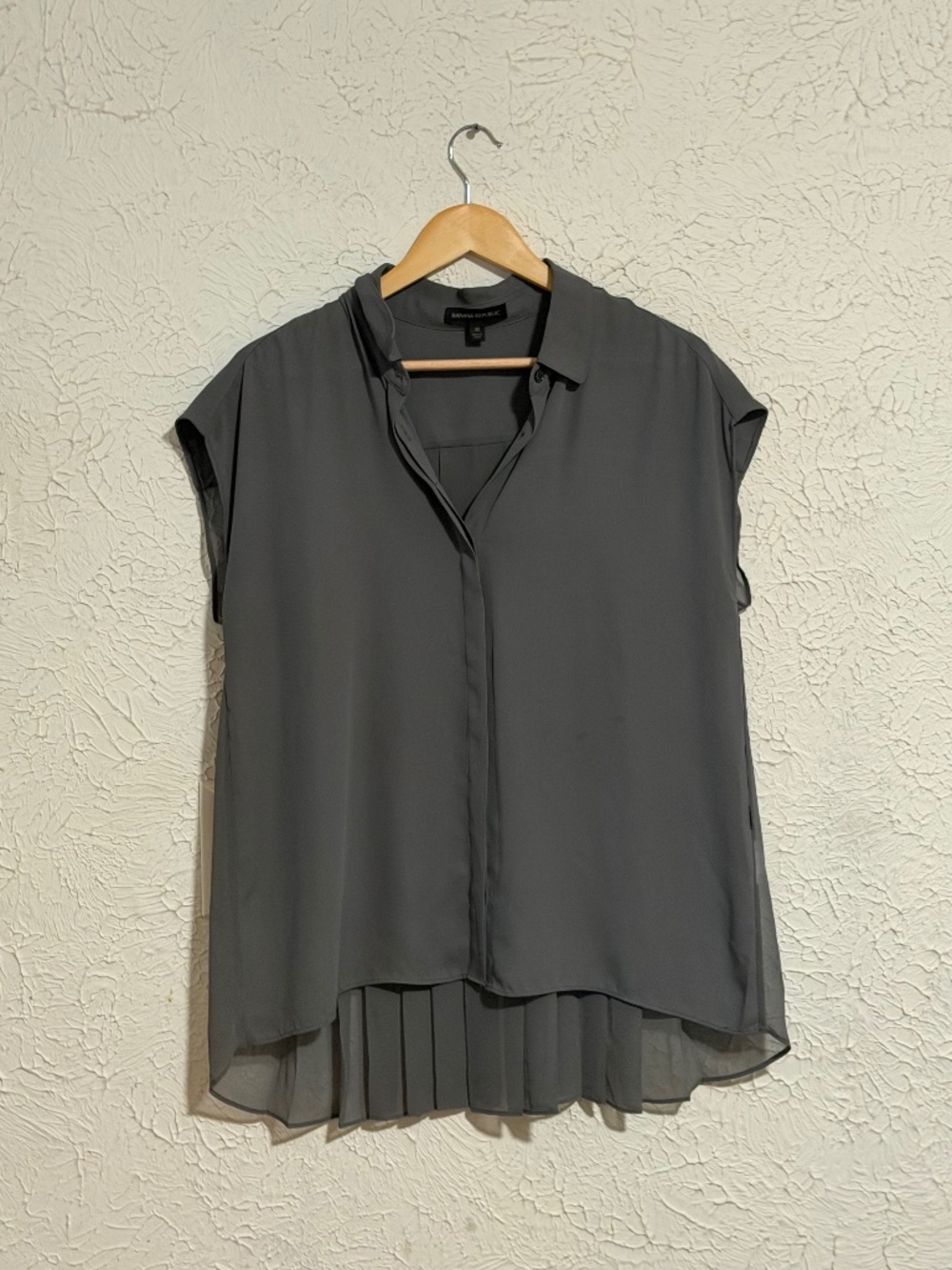 Banana Republic Olive Green Sleeveless Blouse Sheer Pleated Back M